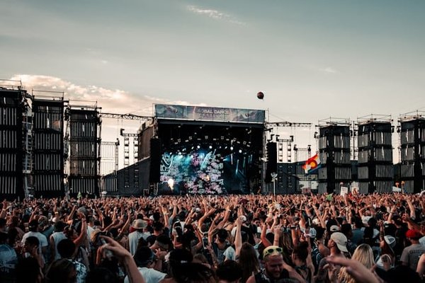 Guide des meilleurs concerts en plein air sur la Côte cet été